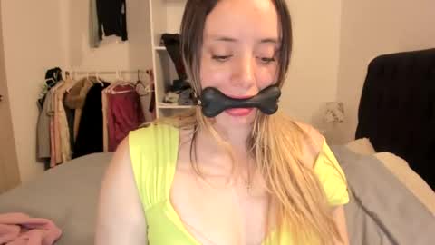 Snapshot of kittywantslove23 chatting on October 2025 10:43:02 PM kittywantslove23 online show from October 2025 10:43:02 PM