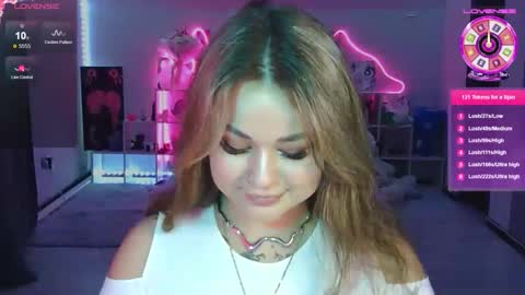 Mia online show from November 2025 06:59:02 PM