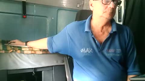 Snapshot of komputer123456789 chatting on September 2025 09:14:02 AM Bogdan online show from September 2025 09:14:02 AM