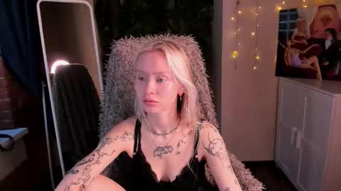 kris_grant online show from November 2025 10:25:02 AM