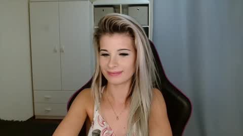 Snapshot of kristineamore chatting on December 2025 07:31:01 PM KristineAmore online show from December 2025 07:31:01 PM