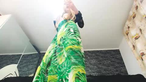 Snapshot of krystal_desire chatting on December 2024 10:06:01 PM krystal desire online show from December 2024 10:06:01 PM