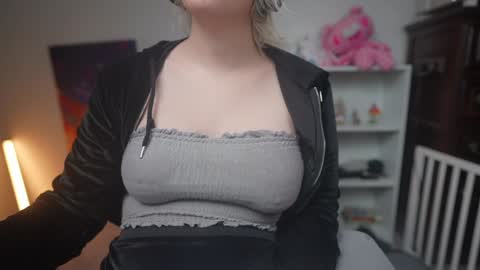 Snapshot of krystalsyxx chatting on January 2025 12:15:01 AM Krystal Syx online show from January 2025 12:15:01 AM