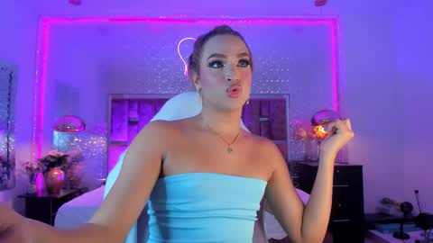 Snapshot of kylievictoria_ chatting on November 2025 04:44:02 AM Kylie online show from November 2025 04:44:02 AM