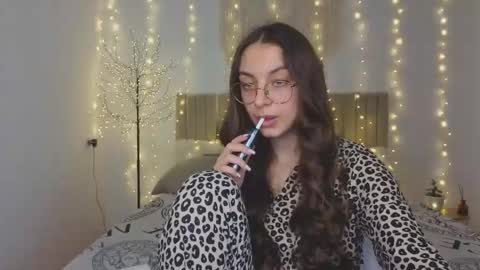 Snapshot of l1ttle_angel__ chatting on December 2025 02:32:02 PM Margo online show from December 2025 02:32:02 PM