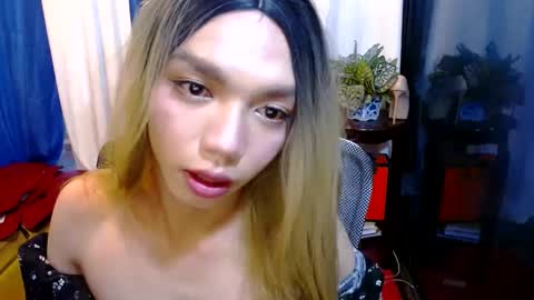 Snapshot of la_ura chatting on January 2025 11:18:02 PM Laura online show from January 2025 11:18:02 PM