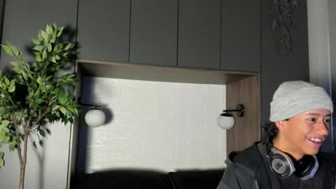 Snapshot of labrinthteasing chatting on October 2025 12:14:01 PM labrinthteasing online show from October 2025 12:14:01 PM