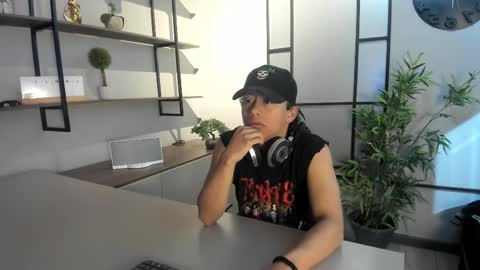 Snapshot of labrinthteasing chatting on October 2025 12:06:01 PM labrinthteasing online show from October 2025 12:06:01 PM