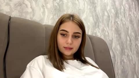 Mia online show from October 2025 04:30:02 PM