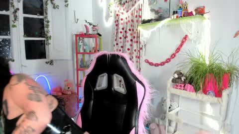 Mia online show from April 2026 06:49:02 PM