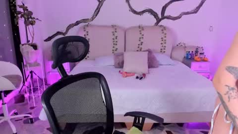 Lady  online show from October 2025 05:48:02 AM