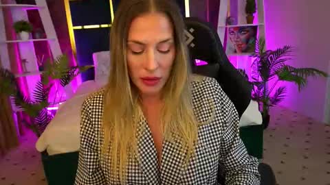 Snapshot of ladyylaura chatting on October 2025 01:57:02 PM Laura online show from October 2025 01:57:02 PM