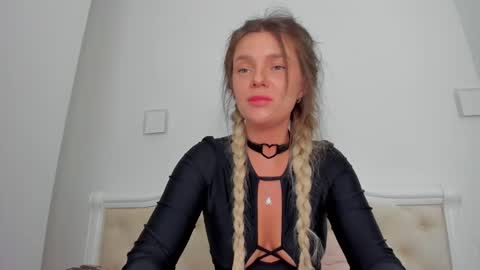 Lallie  online show from December 2025 03:29:01 PM