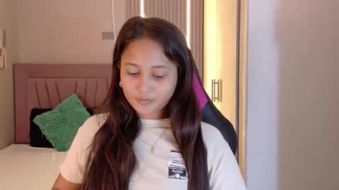 Snapshot of laly_cherry_ chatting on November 2025 12:18:01 PM Laura online show from November 2025 12:18:01 PM