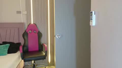 Snapshot of laly_cherry_ chatting on November 2025 12:20:01 PM Laura online show from November 2025 12:20:01 PM