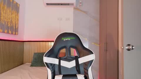 Snapshot of laly_cherry_ chatting on December 2025 12:14:01 PM Laura online show from December 2025 12:14:01 PM