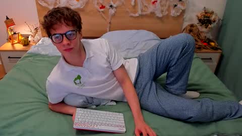 Snapshot of lanny_fandi chatting on November 2025 06:02:02 AM Fandi online show from November 2025 06:02:02 AM