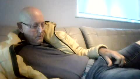 Snapshot of largerthan chatting on July 2026 06:32:01 AM largerthan- say hi on entry online show from July 2026 06:32:01 AM