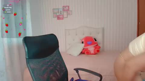 Snapshot of larissalove_doll chatting on November 2025 06:28:02 PM Larissas online show from November 2025 06:28:02 PM