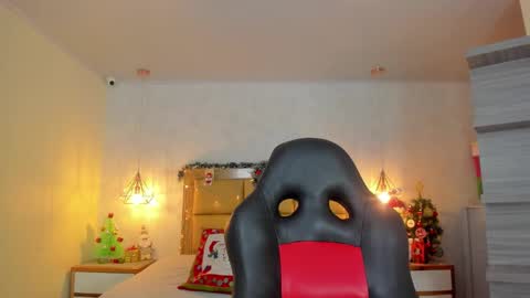 Snapshot of larsonmia chatting on December 2025 12:23:02 PM MIA online show from December 2025 12:23:02 PM
