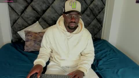 Snapshot of latrellx7 chatting on September 2025 02:45:01 AM LEANDRO online show from September 2025 02:45:01 AM