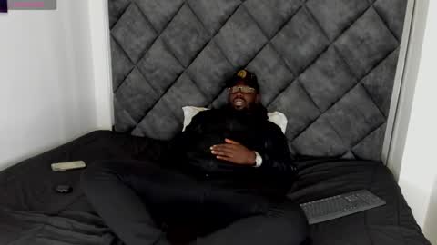 Snapshot of latrellx7 chatting on October 2025 04:24:02 AM LEANDRO online show from October 2025 04:24:02 AM