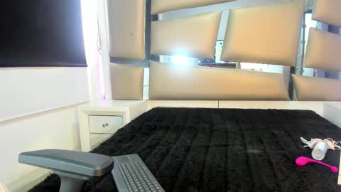 laura__js_ online show from December 2025 04:35:01 PM