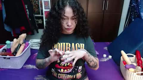 Snapshot of laura_anal_ chatting on October 2025 06:19:02 PM Wen online show from October 2025 06:19:02 PM