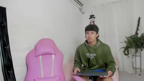 Snapshot of laura_and_kevin chatting on December 2025 08:35:01 PM laura_and_kevin online show from December 2025 08:35:01 PM