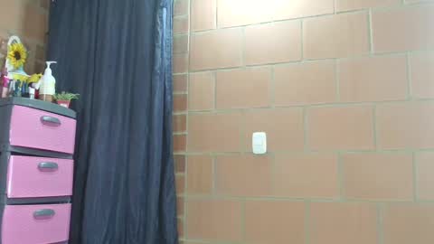 Snapshot of laura_candy12 chatting on February 2025 04:58:01 AM Laura online show from February 2025 04:58:01 AM