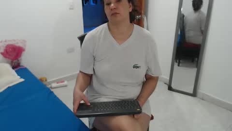 laura_foxx2379 online show from November 2025 06:32:01 PM