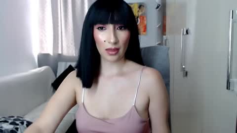 Laura online show from November 2025 09:15:02 PM