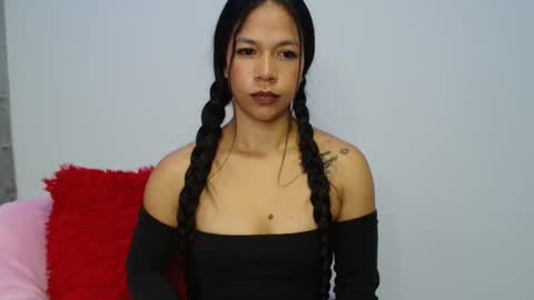 lauracb          online show from October 2025 05:52:01 AM