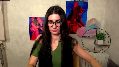 Snapshot of lauradre_ chatting on October 2025 12:56:02 AM Laura online show from October 2025 12:56:02 AM
