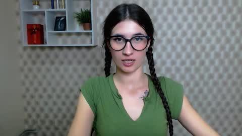 Snapshot of lauradre_ chatting on November 2025 11:43:02 AM Laura online show from November 2025 11:43:02 AM