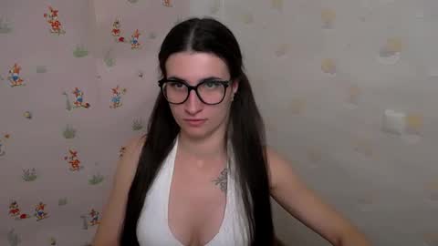 Snapshot of lauradre_ chatting on November 2025 11:32:02 AM Laura online show from November 2025 11:32:02 AM