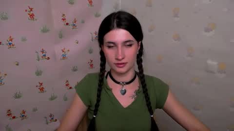 Snapshot of lauradre_ chatting on November 2025 12:05:02 PM Laura online show from November 2025 12:05:02 PM