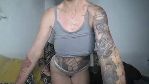 Snapshot of lauralye1983 chatting on August 2026 09:37:02 AM Lilian Banks online show from August 2026 09:37:02 AM