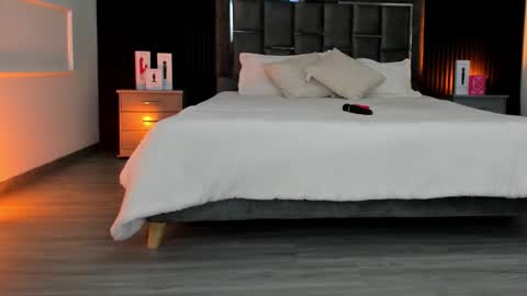 Lauren Weels online show from November 2025 07:36:02 PM