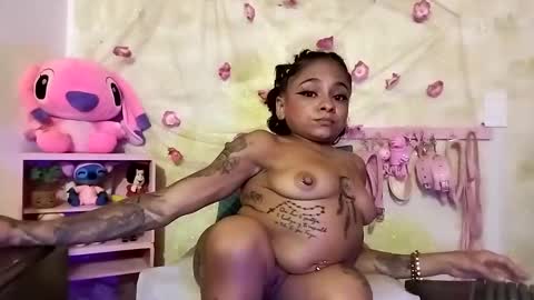 Snapshot of lauren_hills7069 chatting on February 2025 06:43:01 AM Lauren online show from February 2025 06:43:01 AM