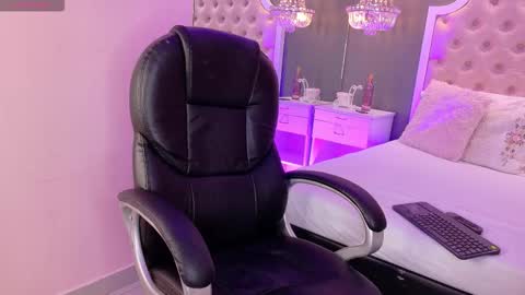 Lauren  online show from November 2025 02:22:02 AM