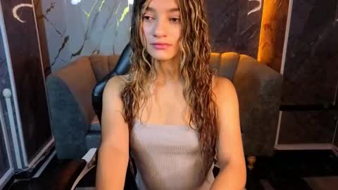 Laurita  online show from November 2025 08:19:01 PM