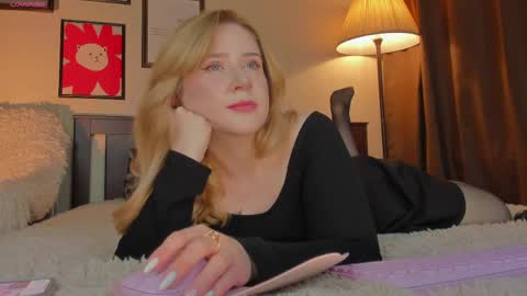 Snapshot of lavender_tender chatting on May 2026 09:20:02 PM Lav online show from May 2026 09:20:02 PM