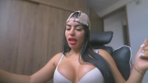 Snapshot of layla_nicols chatting on May 2026 01:30:02 PM Layla online show from May 2026 01:30:02 PM