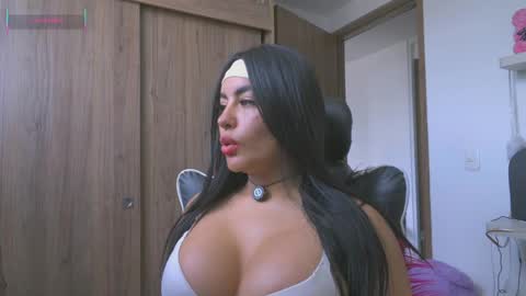 Snapshot of layla_nicols chatting on June 2026 04:12:01 PM Layla online show from June 2026 04:12:01 PM