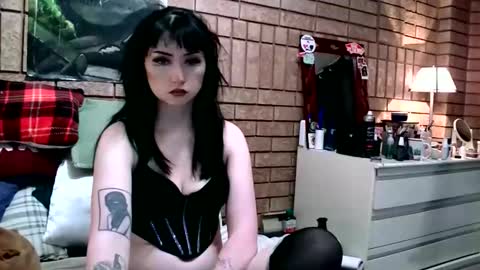 Layla Kills online show from December 2025 05:25:02 AM