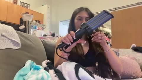 Layla online show from April 2026 06:25:02 AM