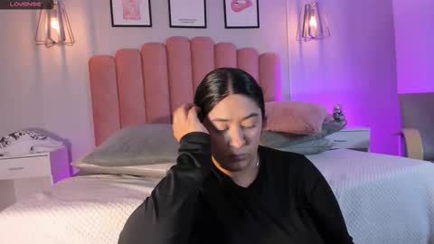 Snapshot of leah_bensoon chatting on November 2025 04:42:01 PM Leah online show from November 2025 04:42:01 PM