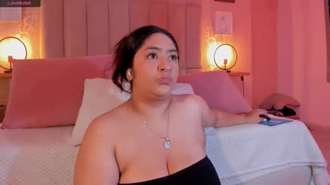 Snapshot of leah_bensoon chatting on November 2025 01:54:01 PM Leah online show from November 2025 01:54:01 PM