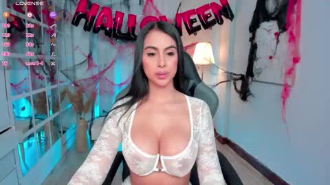 Snapshot of leahjones_ chatting on October 2025 02:04:01 PM Leah Jones online show from October 2025 02:04:01 PM